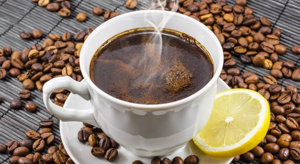 Cafeaua cu lămâie: rețetă, beneficii, contraindicații